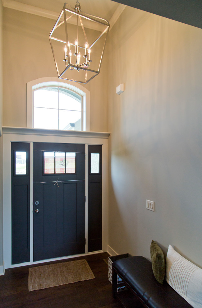 Idéer för mellanstora lantliga ingångspartier, med beige väggar, mörkt trägolv, en enkeldörr, en grå dörr och brunt golv
