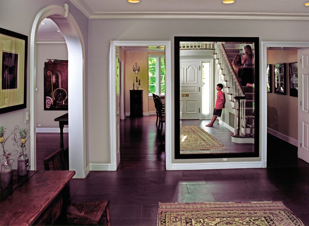 Idee per un ingresso minimal di medie dimensioni con pareti beige, pavimento in gres porcellanato, una porta singola, una porta bianca e pavimento grigio