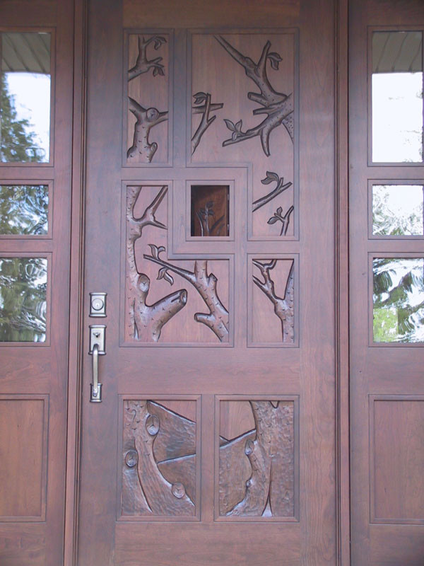 Inspiration pour une porte d'entrée traditionnelle de taille moyenne avec une porte simple et une porte en bois foncé.