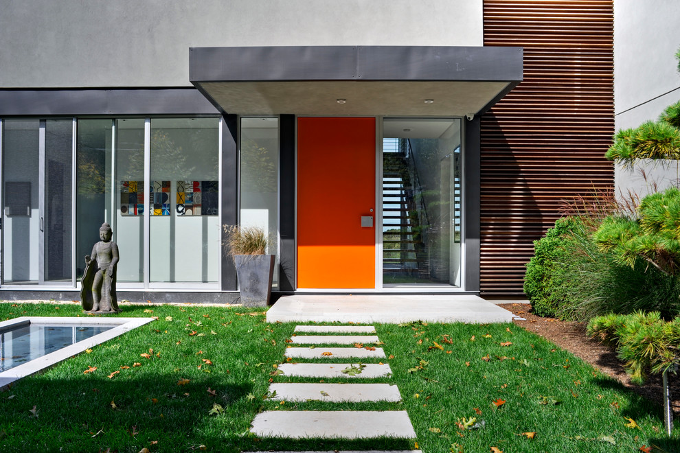 Свежая идея для дизайна: большая входная дверь в стиле модернизм с серыми стенами, полом из известняка, поворотной входной дверью и оранжевой входной дверью - отличное фото интерьера