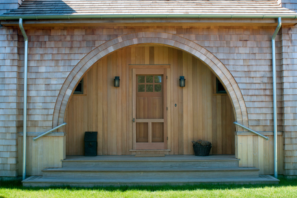 Immagine di una porta d'ingresso stile marino con una porta singola e una porta in legno bruno