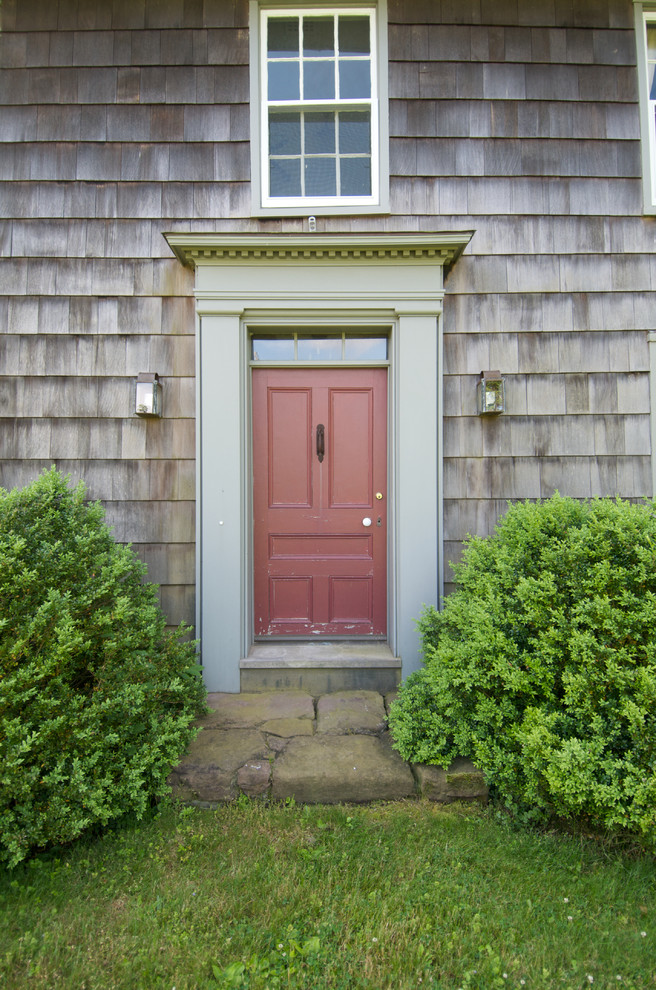 Idéer för att renovera en vintage entré, med en enkeldörr och en röd dörr