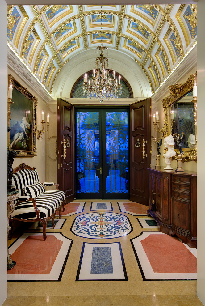 Idées déco pour un grand hall d'entrée méditerranéen avec un mur beige, une porte double et une porte en verre.