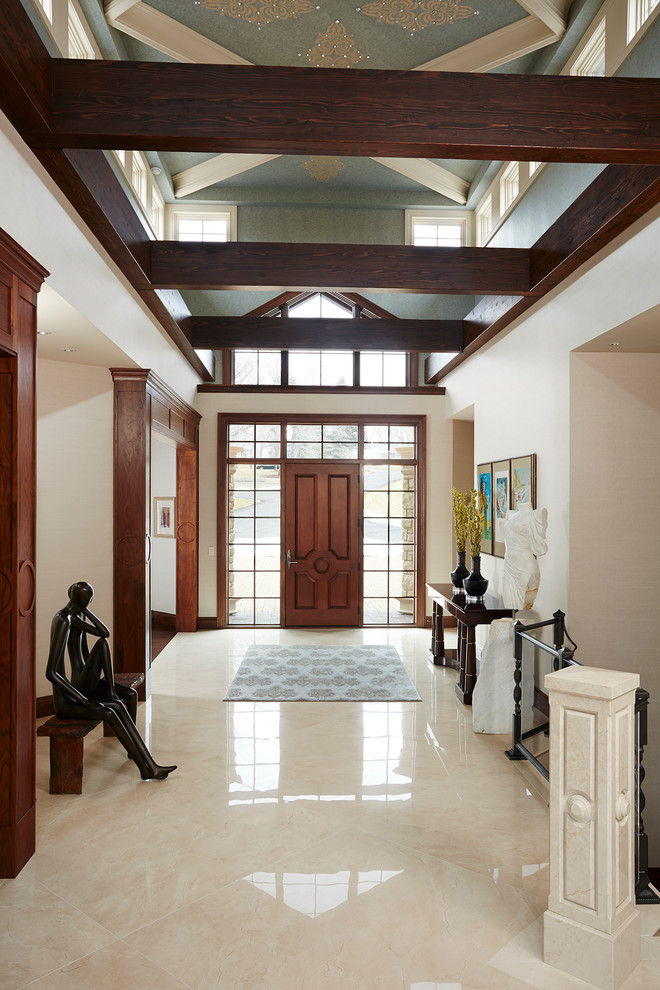Exemple d'un hall d'entrée chic avec un mur blanc, une porte simple et une porte en bois foncé.