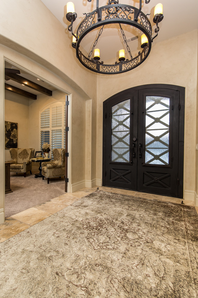 Imagen de puerta principal mediterránea de tamaño medio con paredes beige, suelo de baldosas de cerámica, puerta doble, puerta metalizada y suelo beige