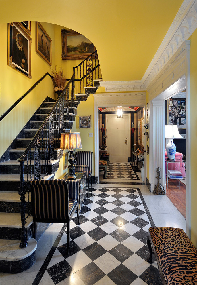 Idéer för en mellanstor klassisk foajé, med gula väggar, en enkeldörr, flerfärgat golv och marmorgolv