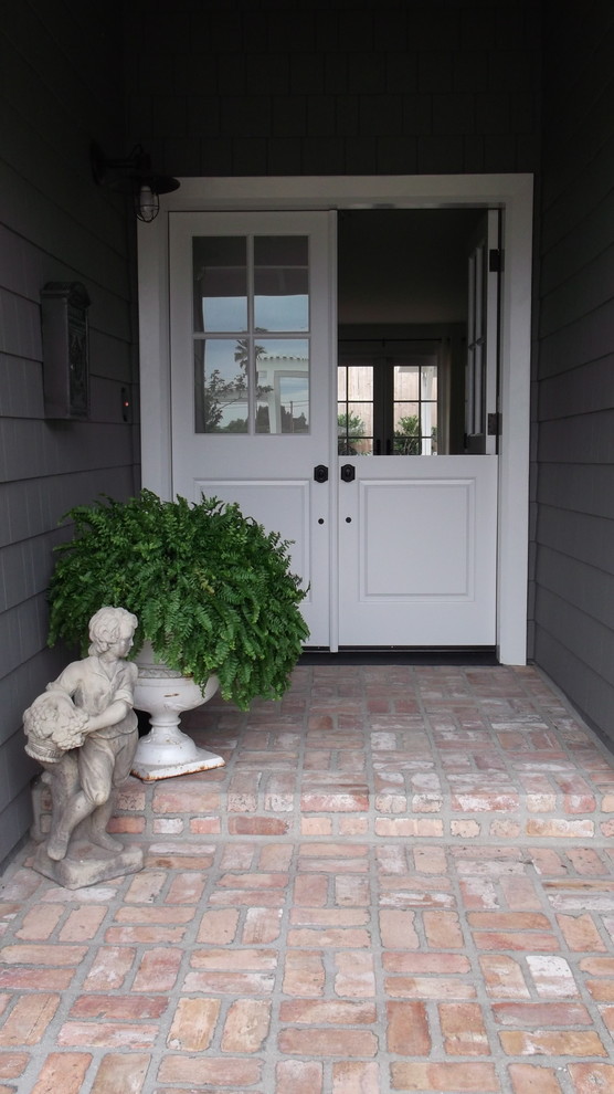 Идея дизайна: входная дверь в морском стиле с голландской входной дверью, белой входной дверью и серыми стенами