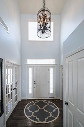 Inspiration för mellanstora klassiska foajéer, med grå väggar, mörkt trägolv, en enkeldörr, en vit dörr och brunt golv