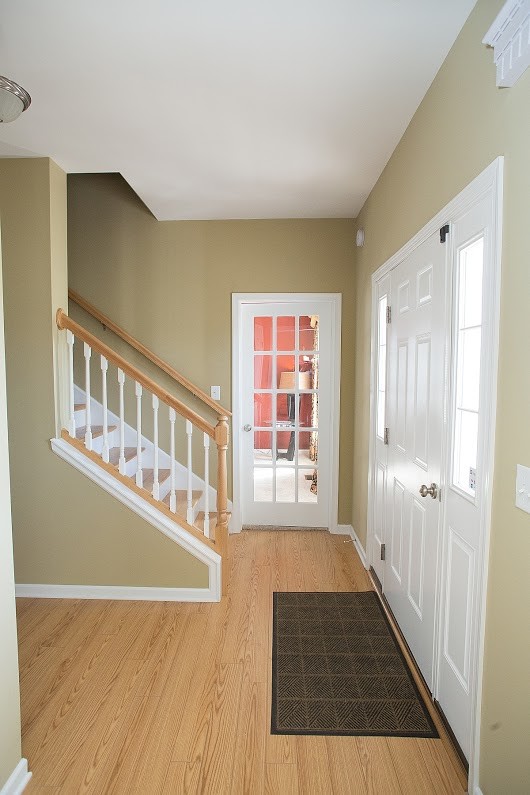 Mittelgroße Klassische Haustür mit beiger Wandfarbe, hellem Holzboden, Einzeltür und weißer Haustür in Sonstige