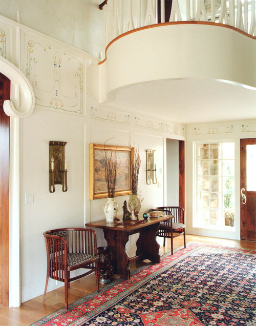 デンバーにある高級な中くらいなトラディショナルスタイルのおしゃれな玄関ホール (白い壁、淡色無垢フローリング、木目調のドア) の写真