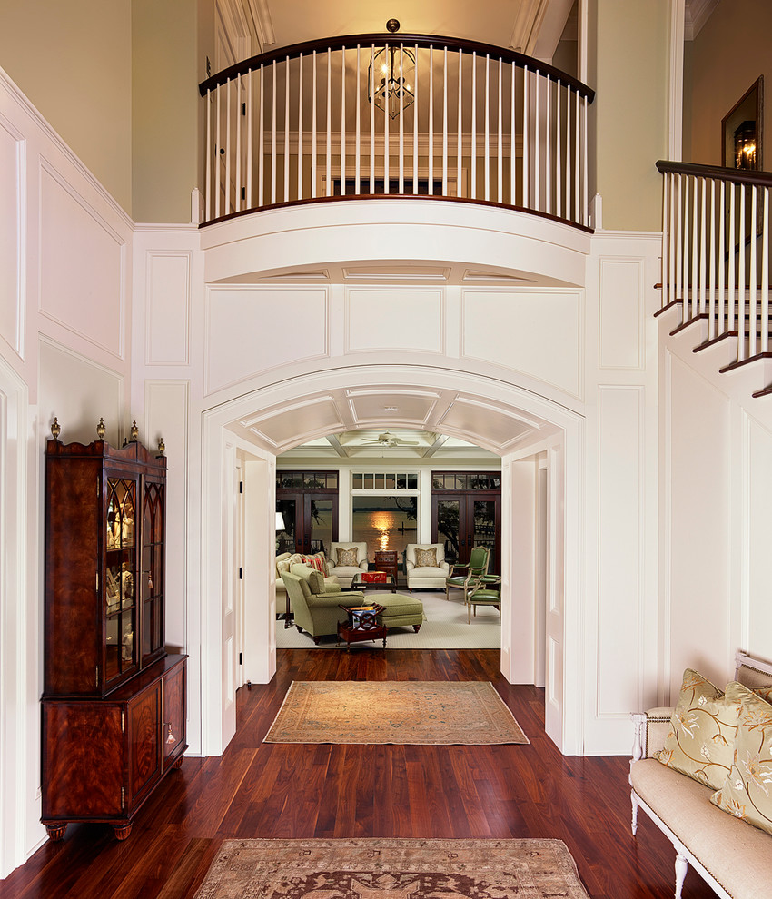 Klassisches Foyer mit beiger Wandfarbe und dunklem Holzboden in Charleston