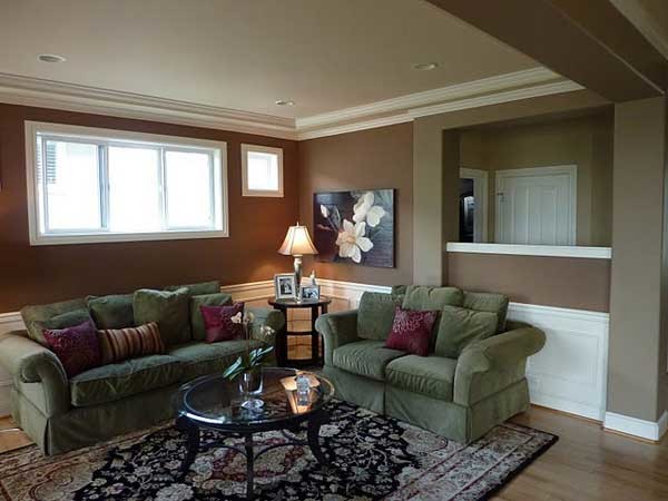 シアトルにある中くらいなトラディショナルスタイルのおしゃれな玄関ロビー (茶色い壁、無垢フローリング、折り上げ天井、羽目板の壁、ペルシャ絨毯、白い天井) の写真