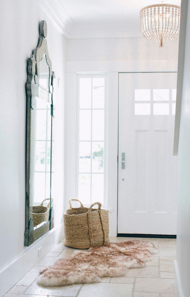 Источник вдохновения для домашнего уюта: маленькая узкая прихожая в стиле неоклассика (современная классика) с белыми стенами, полом из сланца, одностворчатой входной дверью и белой входной дверью для на участке и в саду