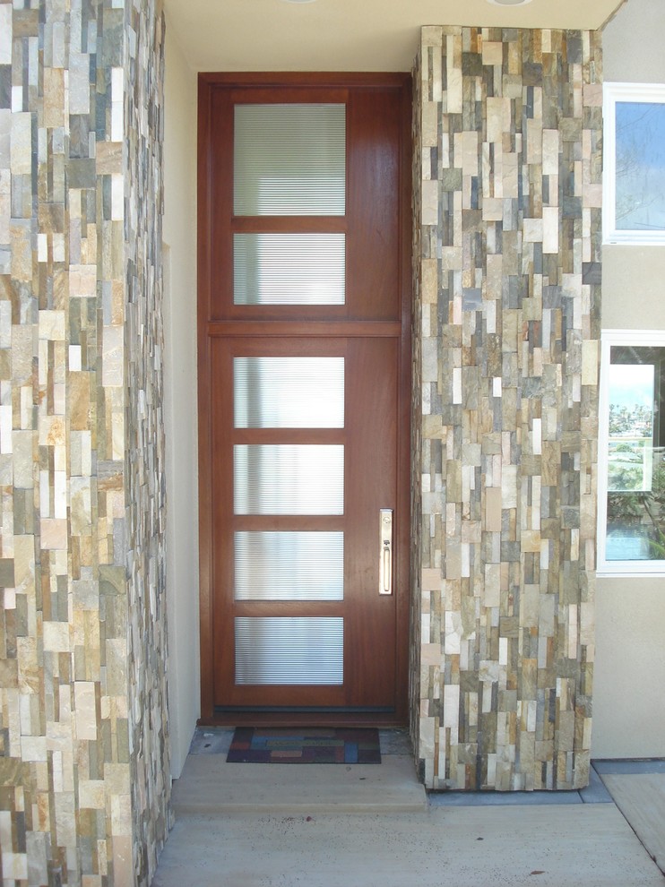 Mittelgroße Moderne Haustür mit beiger Wandfarbe, Einzeltür, hellbrauner Holzhaustür, hellem Holzboden, beigem Boden und gewölbter Decke in Orange County