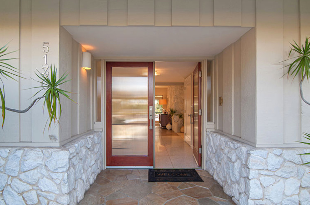 Immagine di un corridoio design di medie dimensioni con pareti beige, pavimento con piastrelle in ceramica, una porta a due ante e una porta in vetro