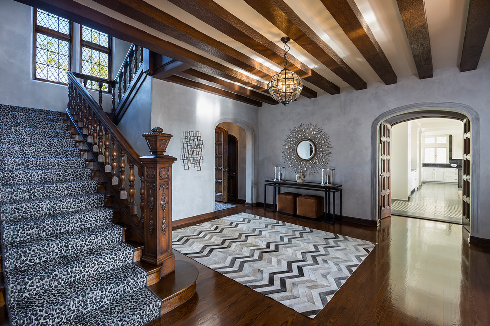Großes Klassisches Foyer mit grauer Wandfarbe, braunem Holzboden, Einzeltür und hellbrauner Holzhaustür in San Francisco
