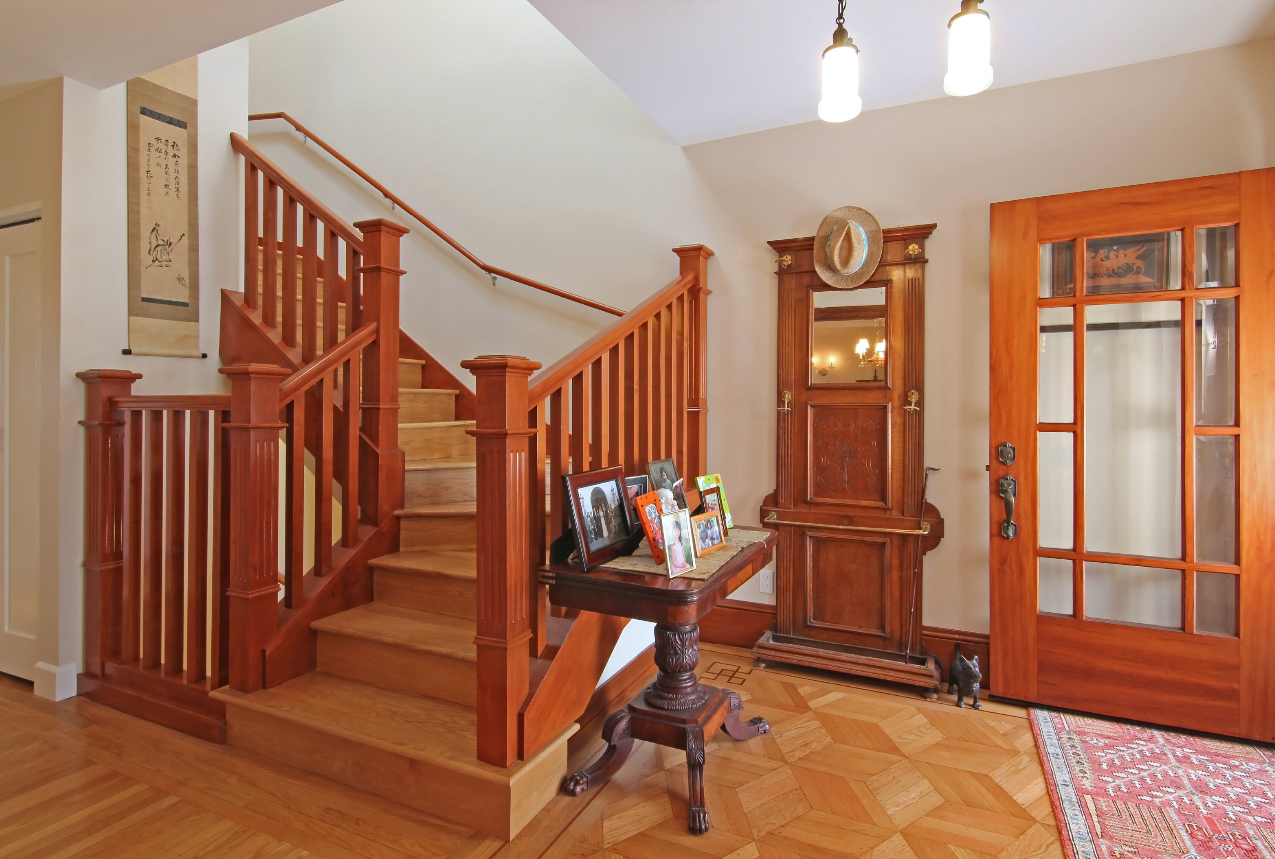 トランジショナルスタイルのおしゃれな玄関 (オレンジのドア) の