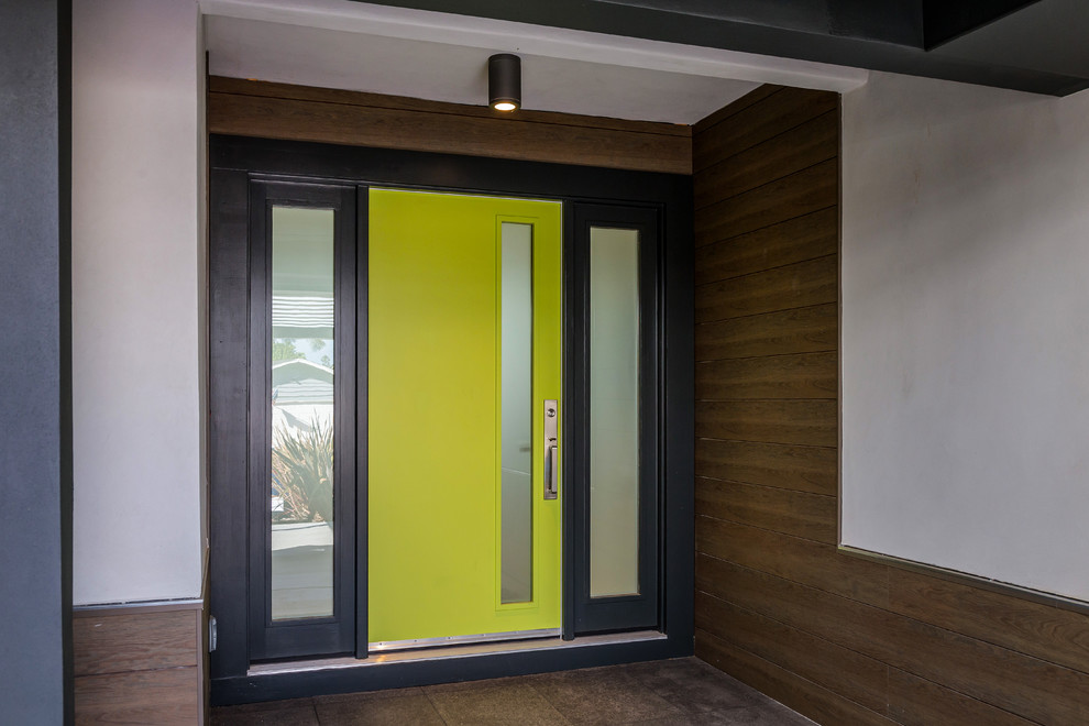 Foto di una porta d'ingresso contemporanea di medie dimensioni con pareti multicolore, una porta singola, una porta in metallo, pavimento grigio e pavimento con piastrelle in ceramica