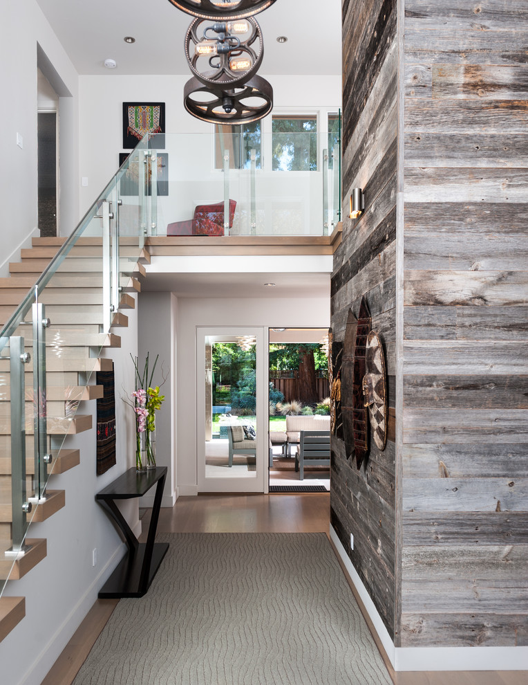 Inspiration pour une entrée design avec un couloir et un sol en bois brun.