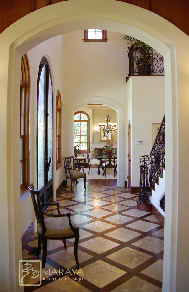 Großes Mediterranes Foyer mit weißer Wandfarbe, Kalkstein und Haustür aus Glas in Santa Barbara