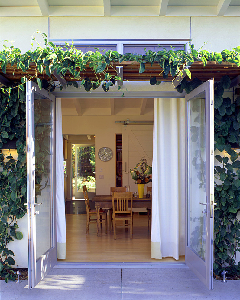 Moderner Eingang mit Doppeltür und Haustür aus Glas in Santa Barbara