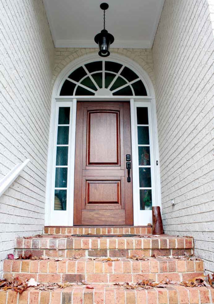 Diseño de puerta principal ecléctica de tamaño medio con paredes marrones, suelo de ladrillo, puerta doble y puerta de madera clara