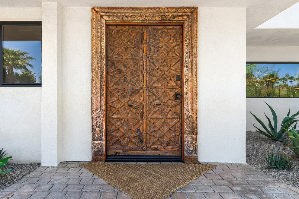 На фото: входная дверь в современном стиле с одностворчатой входной дверью и входной дверью из дерева среднего тона