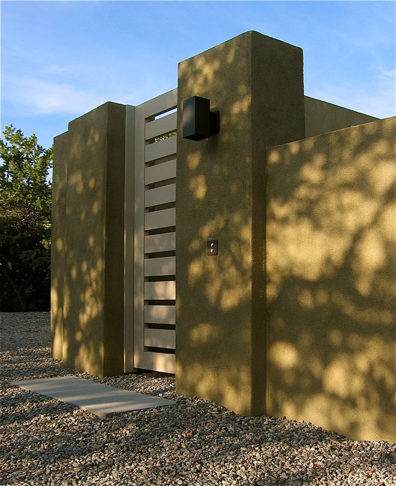 Foto di un ingresso o corridoio minimalista di medie dimensioni con una porta singola e una porta grigia