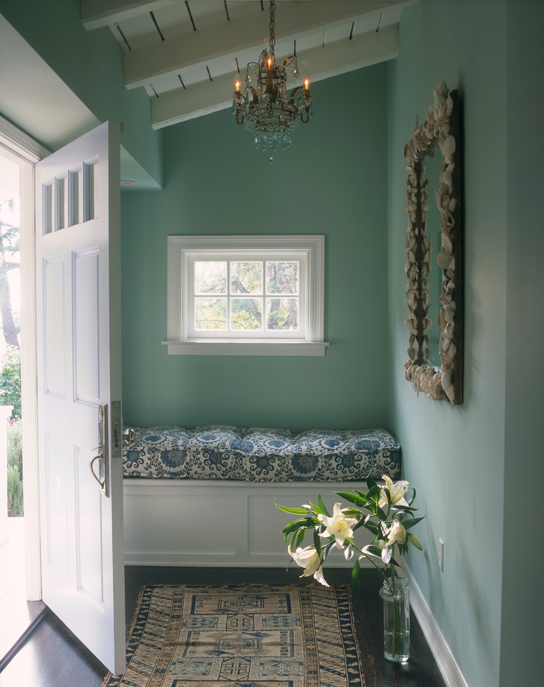 Пример оригинального дизайна: маленькая прихожая в классическом стиле с синими стенами и одностворчатой входной дверью для на участке и в саду