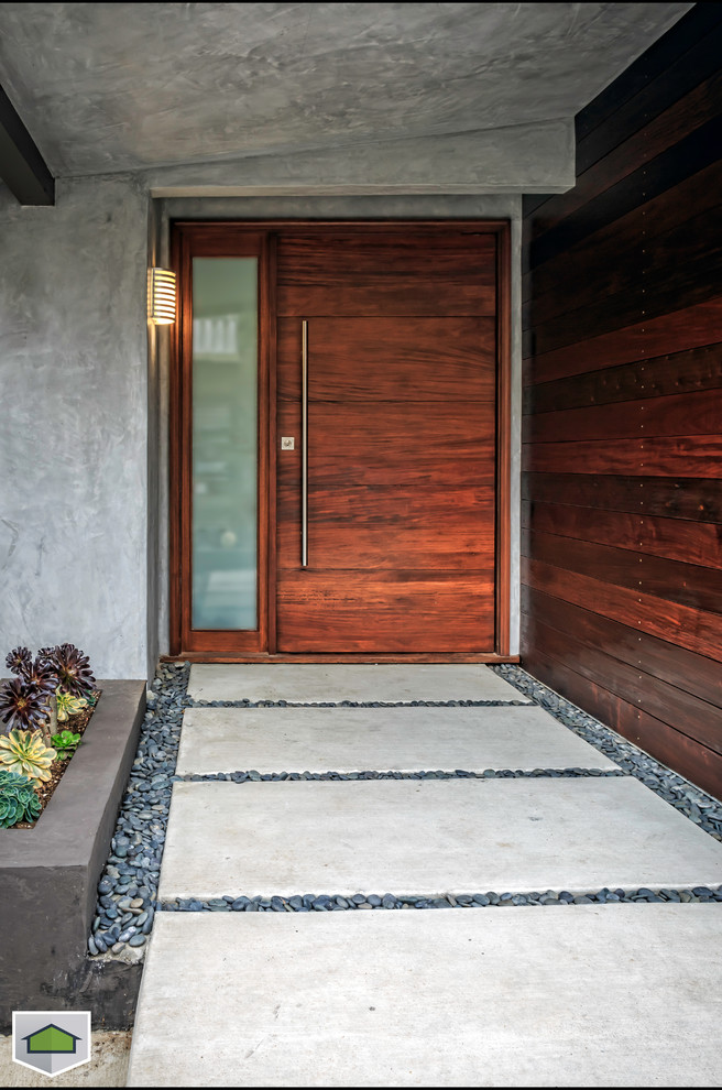 Cette image montre une porte d'entrée design de taille moyenne avec une porte simple et une porte en bois foncé.
