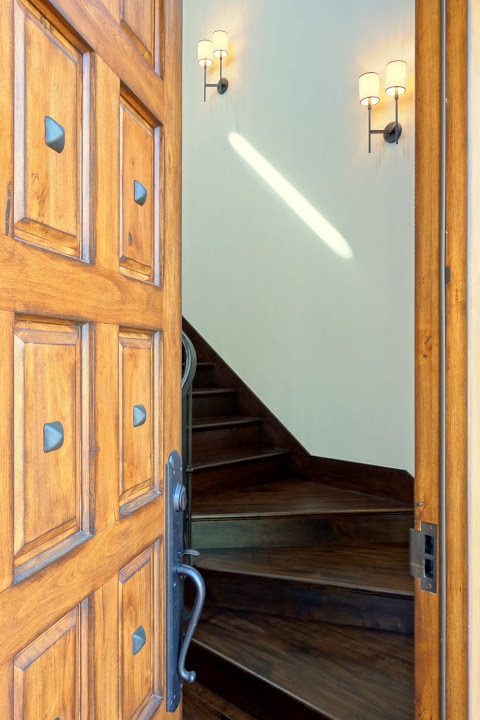 Источник вдохновения для домашнего уюта: лестница среднего размера в классическом стиле