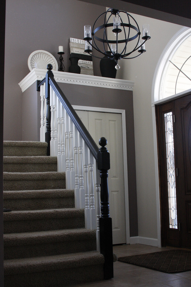 Стильный дизайн: фойе среднего размера в стиле неоклассика (современная классика) с серыми стенами, полом из керамической плитки, одностворчатой входной дверью и коричневой входной дверью - последний тренд