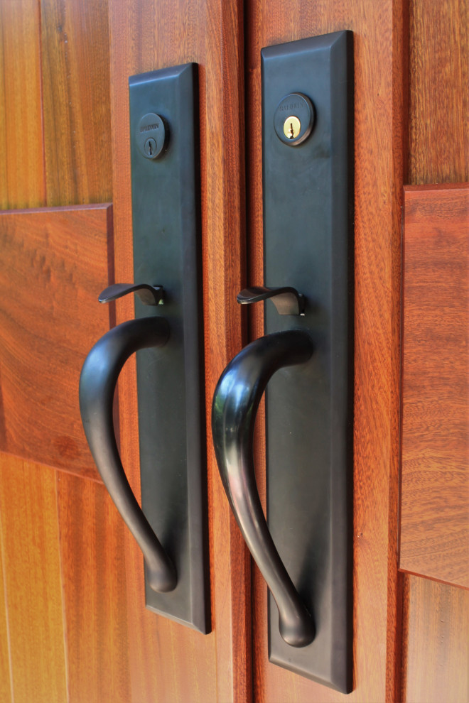 Пример оригинального дизайна: прихожая в классическом стиле с двустворчатой входной дверью и входной дверью из дерева среднего тона