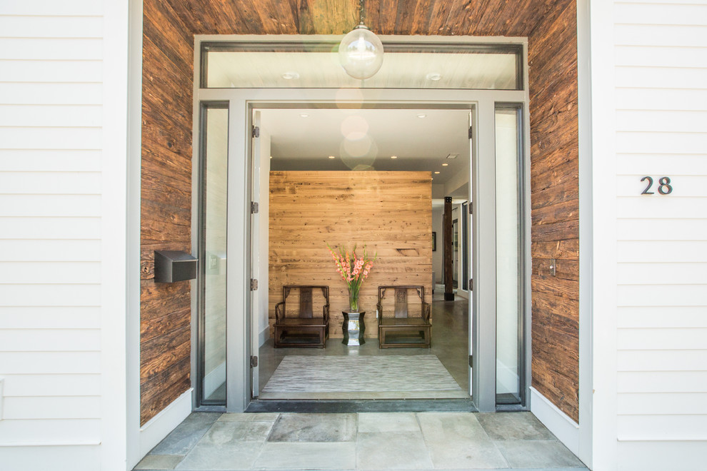 Inspiration för mellanstora moderna foajéer, med bruna väggar, betonggolv, en dubbeldörr och en vit dörr