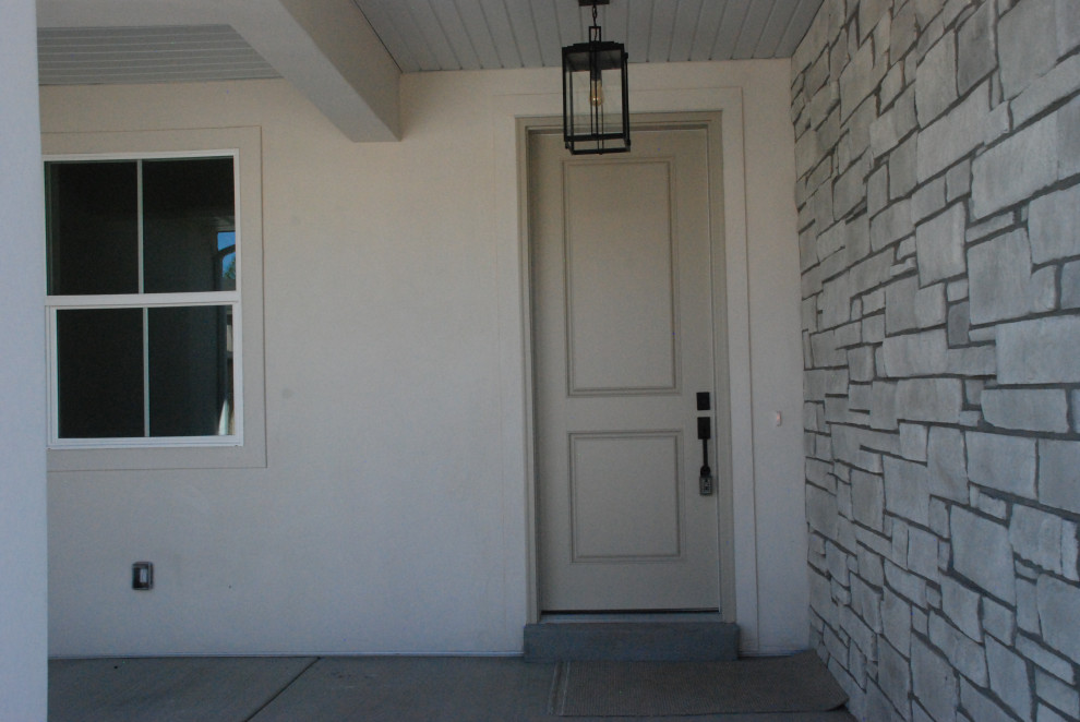 Imagen de puerta principal clásica renovada de tamaño medio con puerta simple y puerta blanca