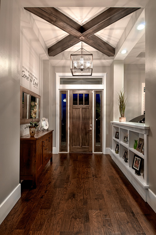 Inspiration pour un hall d'entrée craftsman de taille moyenne avec un mur gris, parquet foncé, une porte simple et une porte en bois foncé.