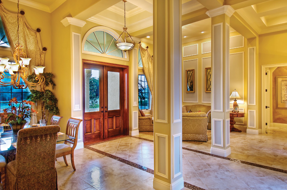 Große Mediterrane Haustür mit beiger Wandfarbe, Keramikboden, Doppeltür und dunkler Holzhaustür in Miami