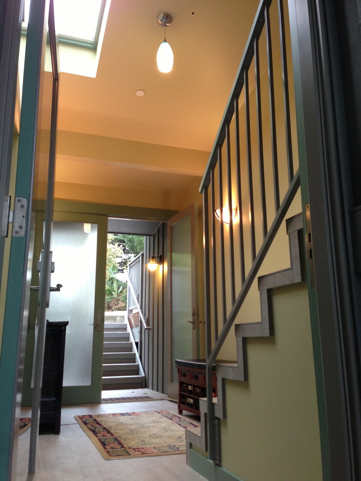Exemple d'un hall d'entrée chic avec un mur vert, un sol en carrelage de céramique, une porte double et une porte en verre.