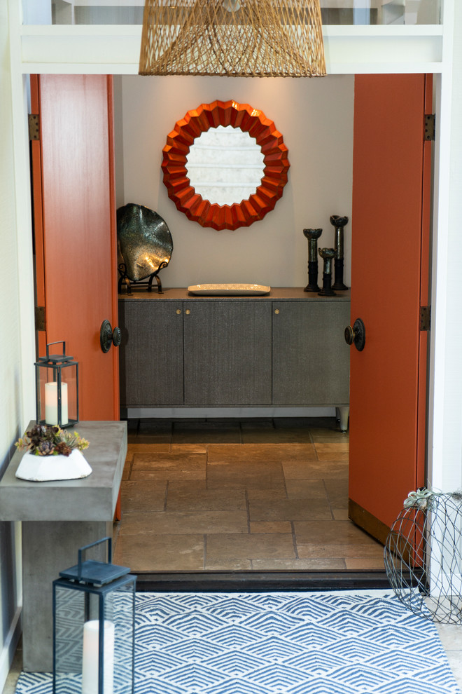 Стильный дизайн: входная дверь среднего размера в морском стиле с белыми стенами, полом из травертина, двустворчатой входной дверью, оранжевой входной дверью и бежевым полом - последний тренд
