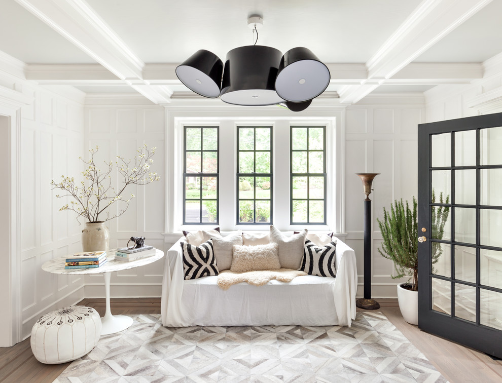 Ispirazione per un ingresso classico con pareti bianche, parquet chiaro e pavimento beige
