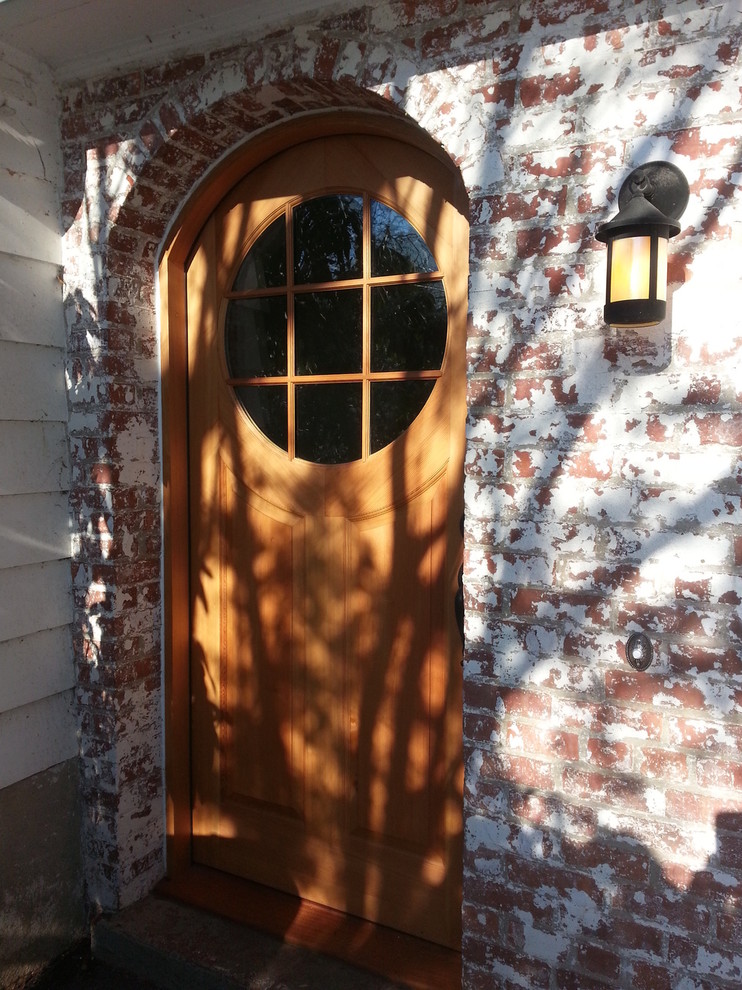 Aménagement d'une porte d'entrée classique de taille moyenne avec une porte simple et une porte en bois brun.