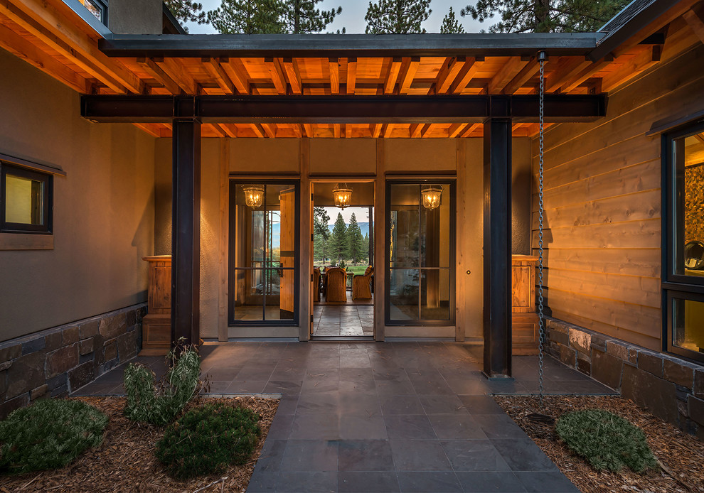 Große Urige Haustür mit Einzeltür, hellbrauner Holzhaustür, brauner Wandfarbe und Schieferboden in Sacramento