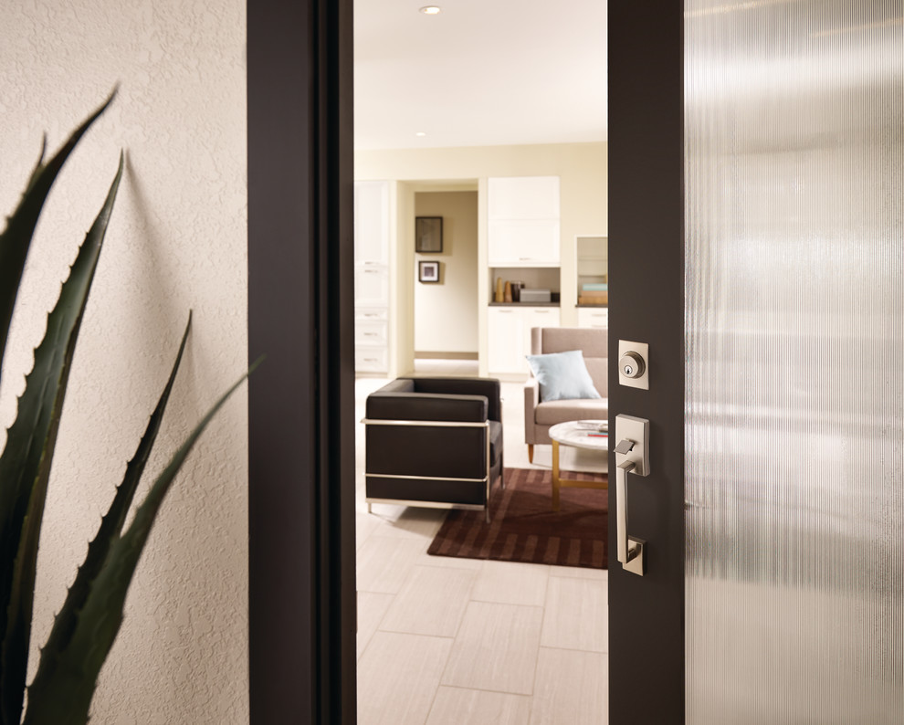 Стильный дизайн: прихожая в современном стиле с серыми стенами, полом из керамической плитки, одностворчатой входной дверью и черной входной дверью - последний тренд