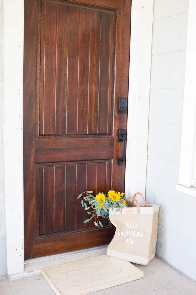 インディアナポリスにあるおしゃれな玄関 (グレーの壁、濃色木目調のドア) の写真