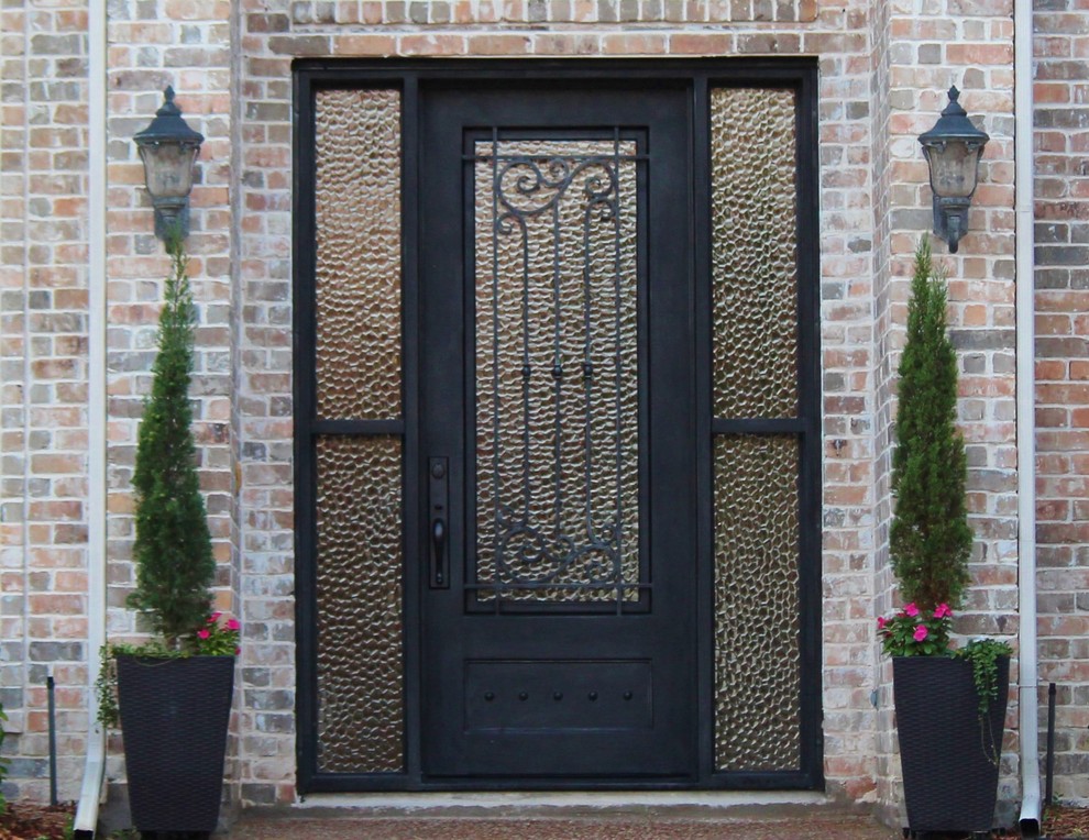 Esempio di una porta d'ingresso minimalista con una porta singola e una porta in metallo