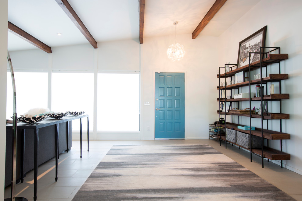Ispirazione per una porta d'ingresso minimalista con pareti bianche, pavimento in gres porcellanato, una porta singola e una porta blu