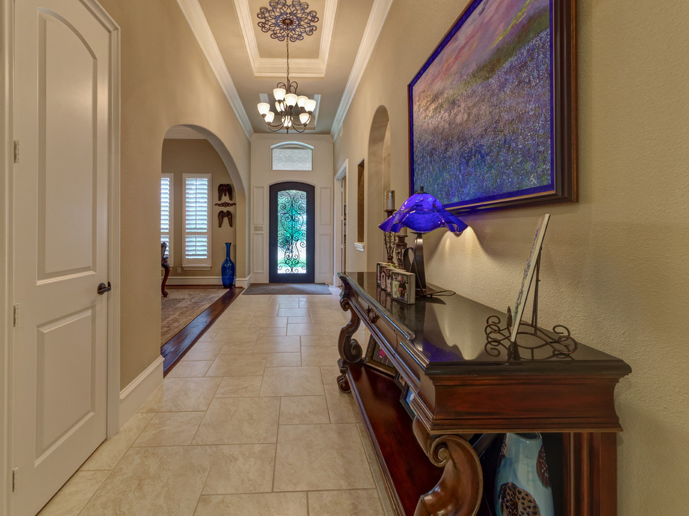 Mittelgroßes Klassisches Foyer mit brauner Wandfarbe, Keramikboden, Einzeltür, Haustür aus Metall und beigem Boden in Dallas