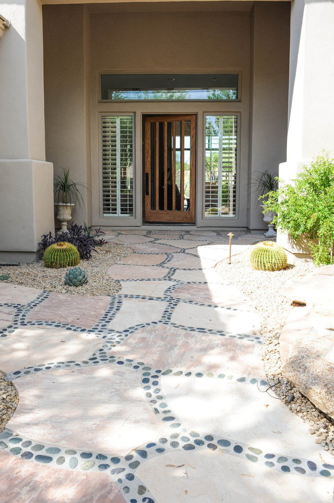 Große Mediterrane Haustür mit beiger Wandfarbe, Einzeltür, Porzellan-Bodenfliesen, heller Holzhaustür und beigem Boden in Phoenix