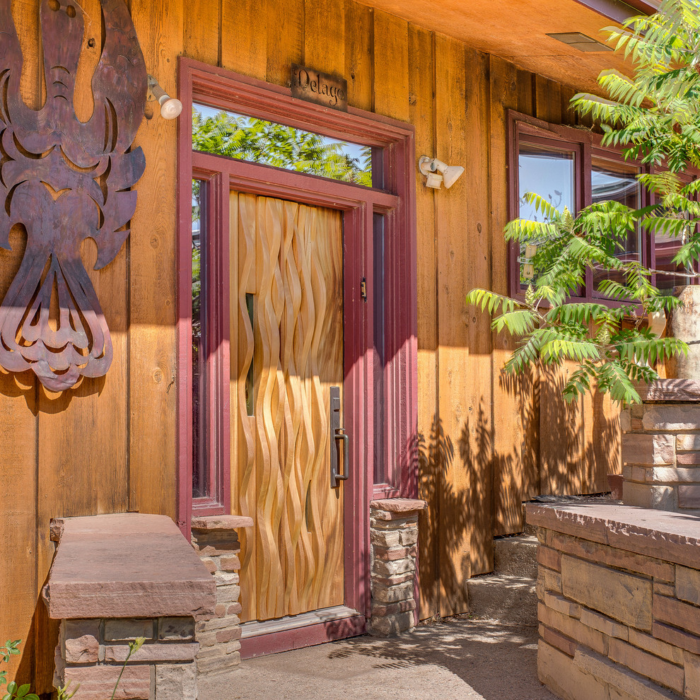 デンバーにある中くらいなコンテンポラリースタイルのおしゃれな玄関ドア (茶色い壁、木目調のドア) の写真