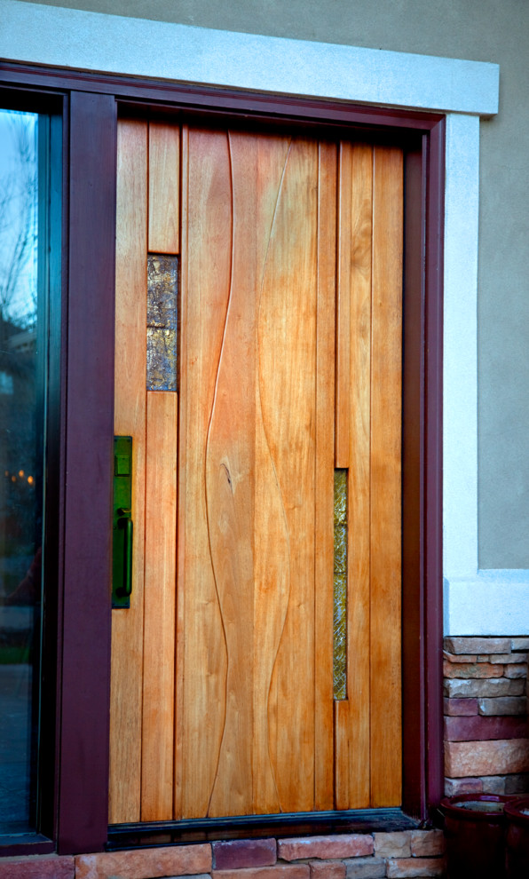 Пример оригинального дизайна: входная дверь среднего размера в стиле кантри с бежевыми стенами, одностворчатой входной дверью и входной дверью из темного дерева
